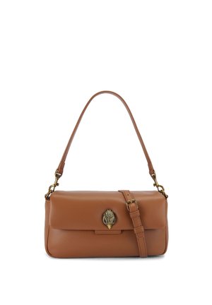 Bolso de hombro de cuero marrón con cierre en forma de garra dorada y correa ajustable sobre fondo blanco.