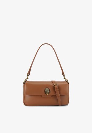 Sac bandoulière en cuir marron avec un fermoir doré en forme de griffe et une sangle réglable sur fond blanc.