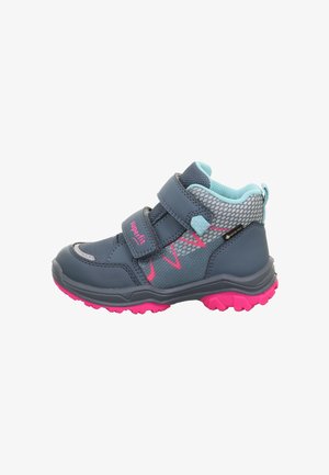 Dunkelblaue Kinderwanderstiefel mit pinken Akzenten, Netzelementen und Klettverschlussriemen. Leichte, robuste Gummisohle mit Grip.