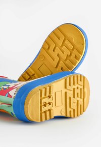 Gummiregenstiefel mit einem bunten Design, blauen Akzenten und einer strukturierten gelben Sohle mit Zickzackmuster für besseren Halt.