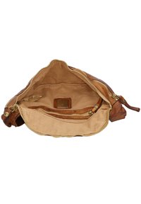 Wnętrze brązowej skórzanej torebki z beżowym materiałowym wykończeniem, zawierające kieszeń na zamek błyskawiczny oraz metkę marki. Złocone okucia zamka.