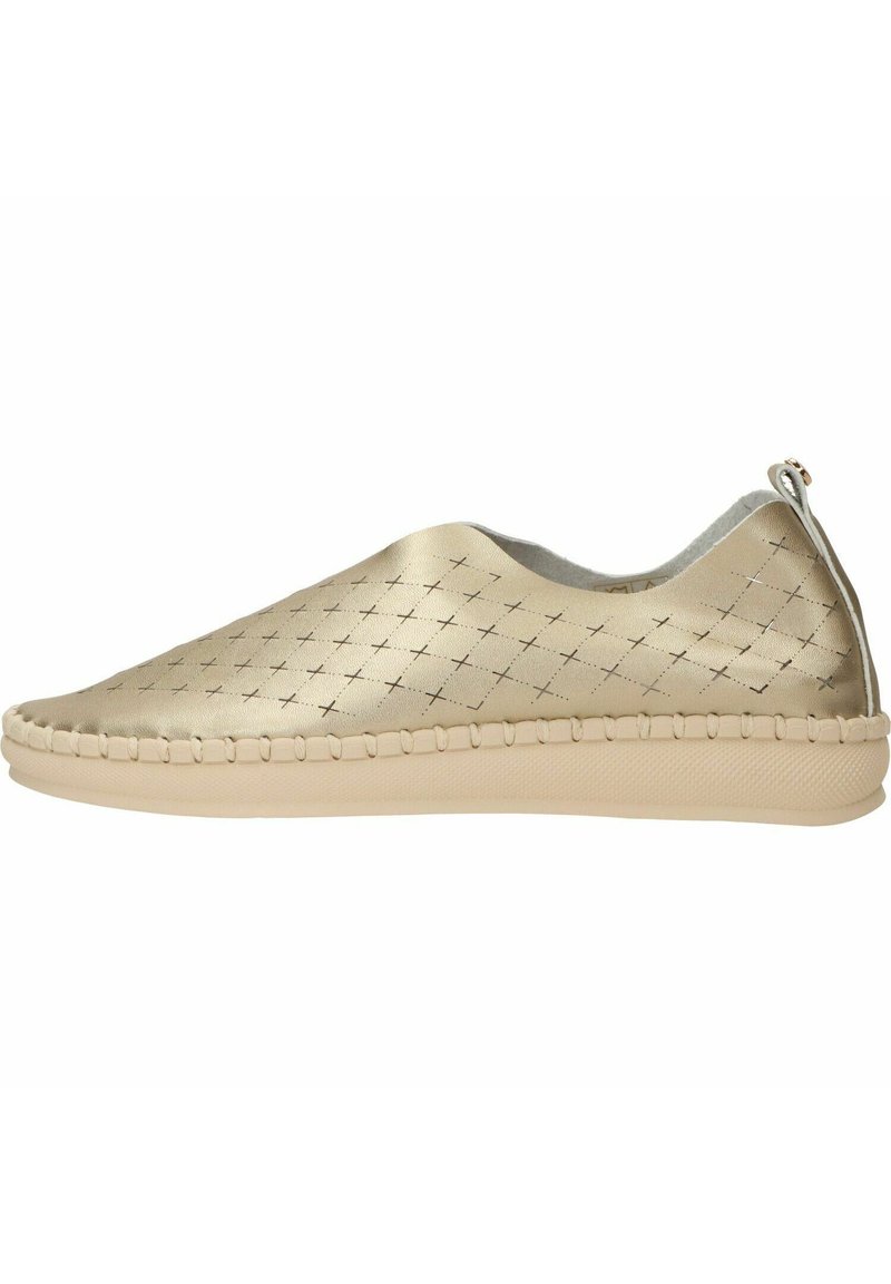 Instapper met een metalen gouden bovenkant met geperforeerde kruispatronen, een beige flexibele buitenzool en decoratieve stiksels langs de rand.