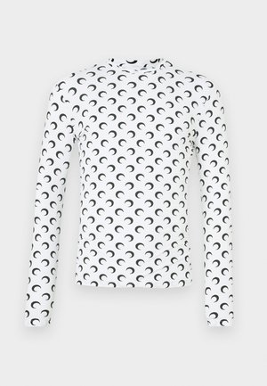 Biela priliehavá košeľa s dlhým rukávom a čiernym vzorom polmesiaca. Hladká textúra, vysoký golier a elastický materiál.