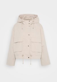 Beige, lyhyempi takki, joka on valmistettu kevyestä kankaasta, sisältää hupun, nepparit sekä kaksi suurta etutaskua, joissa on nyörit helmassa.