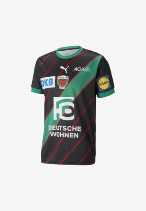 Camiseta deportiva negra con acentos verdes y franjas diagonales rojas. Presenta logotipos y nombres de marcas, incluyendo Puma y Deutsche Wohnen.