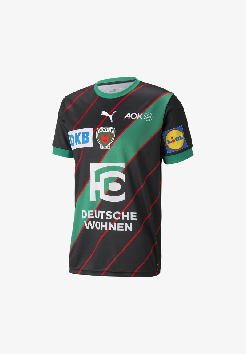 Camiseta deportiva negra con acentos verdes y franjas diagonales rojas. Presenta logotipos y nombres de marcas, incluyendo Puma y Deutsche Wohnen.