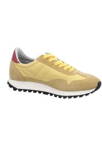 Sneaker scamosciato giallo chiaro e beige con lacci gialli, suola intermedia bianca, battistrada nero e dettaglio rosso sul tallone, mostrato di lato.
