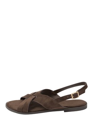 Bruine suède platte sandaal met gekruiste bandjes, verstelbare enkelgesp en open teenontwerp op een zwarte zool.