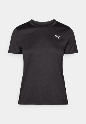 Camiseta deportiva negra de manga corta, con escote redondo y un logo blanco en el pecho. Textura suave y forma ajustada.