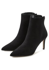 Stivaletti neri in suede con punta affusolata, tacco a stiletto slim e zip laterale. Texture liscia e design minimalista.