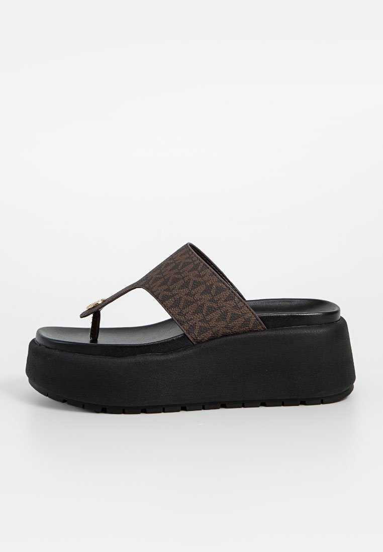 Bruna plattformssandaler med ett mönstrat tygband, rund tå och en tjock svart gummisula med en strukturerad yta.