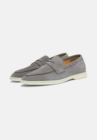 Mocassini in suede grigi con una texture liscia, caratterizzati da un design con parte superiore piegata, cuciture a contrasto e una suola in gomma di colore chiaro.