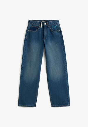 Jean en denim droit bleu avec des cuisses légèrement décolorées, poches avant et petites broderies en forme d'éclair turquoise et d'étoile près de la poche droite.