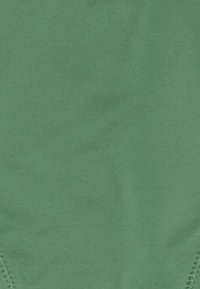 Tecido elástico verde com uma textura suave e leve brilho. Apresenta uma fina risca e costura visível ao longo das bordas.