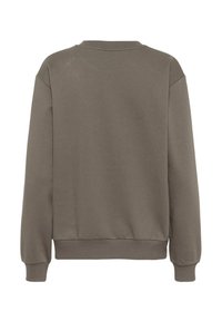 Hanorac maro cu guler rotund, mâneci lungi și manșete ribbate. Materialul are o textură netedă și un design simplu, fără embellishments.