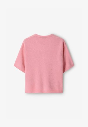 Zachtroze korte mouw gebreide trui met ronde hals, gezien van achteren tegen een witte achtergrond.