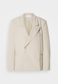Blazer bege ajustado com ombros estruturados, fecho frontal de botão único e dois bolsos frontais. Tecido suave com um acabamento ligeiramente mate.