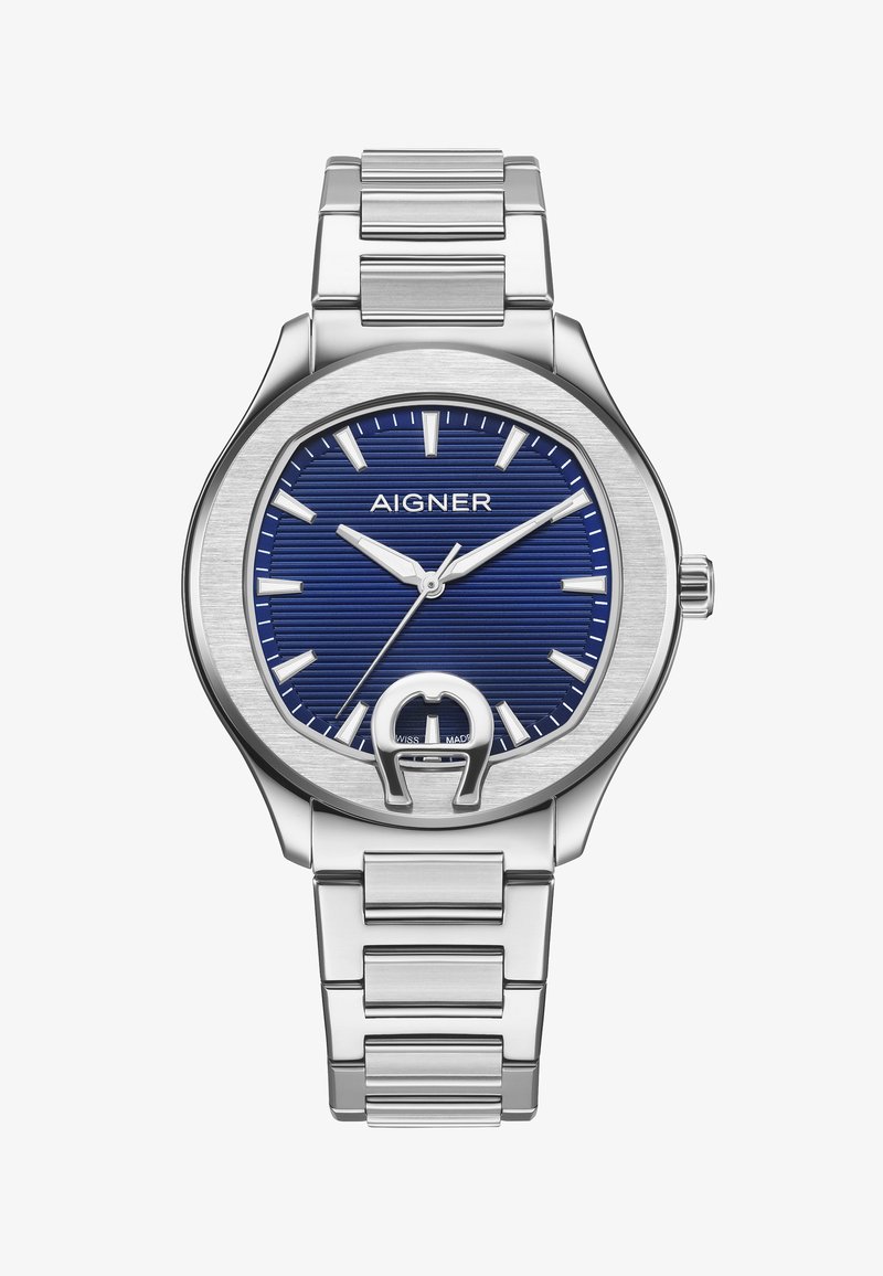 Reloj de pulsera de metal plateado con esfera azul texturizada, marcadores de hora plateados, tres manecillas, logotipo de Aigner y correa de eslabones metálicos.