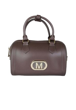 Borsa sintetica marrone dalla forma arrotondata, con due manici corti, dettagli in metallo dorato e una targhetta centrale con il logo. Texture liscia con design strutturato.