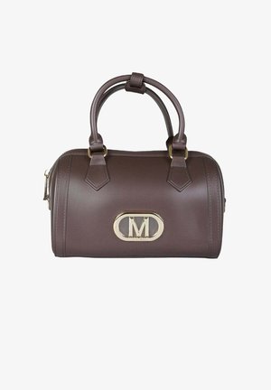 Borsa sintetica marrone dalla forma arrotondata, con due manici corti, dettagli in metallo dorato e una targhetta centrale con il logo. Texture liscia con design strutturato.