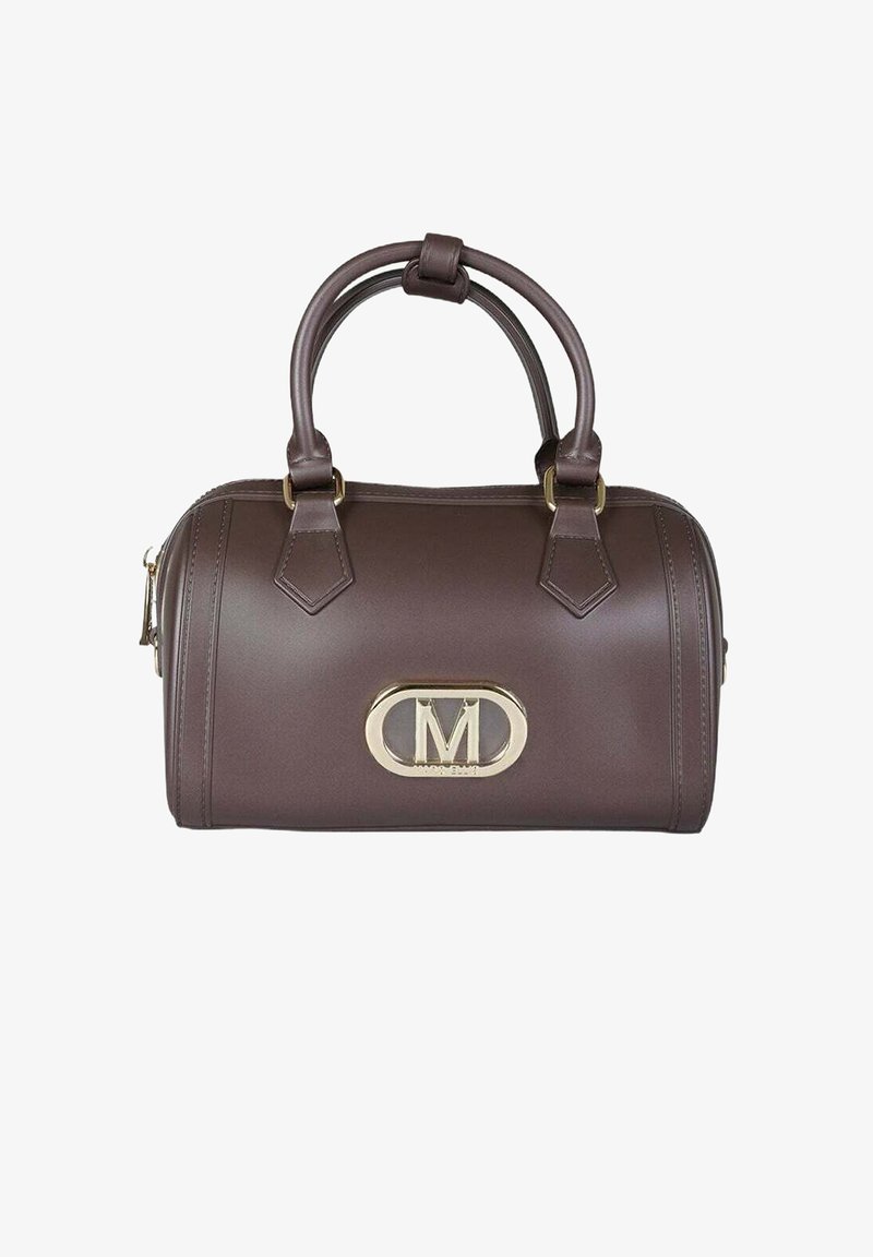 Borsa sintetica marrone dalla forma arrotondata, con due manici corti, dettagli in metallo dorato e una targhetta centrale con il logo. Texture liscia con design strutturato.