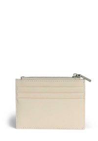 Lederen pasjesportemonnee in lichtbeige met meerdere pasjesvakjes en een ritsvak aan de bovenkant. Soepele textuur, minimalistisch ontwerp.