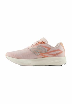 Lyserød New Balance løbesko med hvid sål, snørebånd og logo på siden, vist i venstre sides profil.