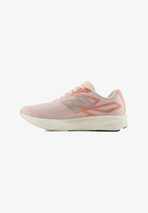Ανοιχτό ροζ αθλητικό παπούτσι New Balance με λευκή σόλα, κορδόνια και λογότυπο στο πλευρό, εμφανιζόμενο σε αριστερή πλευρική όψη.