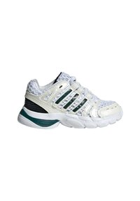 Baskets de sport blanches et vert foncé avec tige en mesh, semelle texturée et fermeture à lacets, vues en profil latéral.