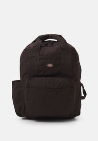 Mochila de tela marrón con correas dobles para los hombros, un asa superior, un bolsillo con cremallera en la parte delantera y un bolsillo de malla en el lateral. Material resistente con detalle de logo.