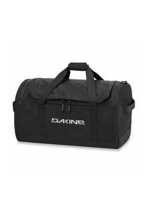 Borsa a duffel nera con doppi manici superiori, chiusura con zip, tessuto texturizzato e un logo bianco prominente sul lato. Forma cilindrica.