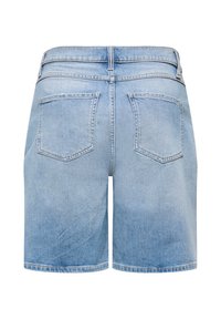Short en denim bleu clair vu de dos avec deux poches plaquées et des passants pour ceinture, présentant un effet de lavage délavé.