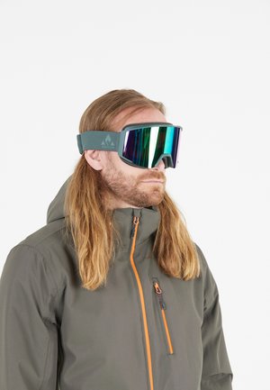 Skibesmers met een grote, spiegelende lens in groen en paars, voorzien van een flexibele grijze band en een logo aan de zijkant.