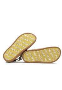 Bruine flip-flops met een gele rubberen zool, gekenmerkt door een herhaald wit "HOFF" logo en een gestructureerde grip voor extra tractie.