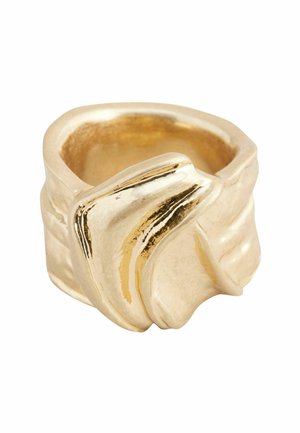 Goldfarbener Ring mit einem strukturierten, wellenförmigen Design und glatten, polierten Akzenten, die eine skulpturale Form betonen.