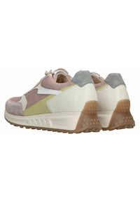Sneaker mit einem Obermaterial aus Mesh und Wildleder in Pink, Weiß und Hellgrün, mit einer grauen Fersenkappe und einer strukturierten Gummisohle.