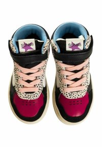 Sneaker alte con un motivo nero, rosa e maculato, con lacci rosa, collare imbottito e un logo a stella viola sulla linguetta.