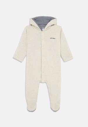 Beige Baumwoll-Overall mit Kapuze, ausgestattet mit einem gestreiften Futter. Knopfschluss vorne und kontrastierende gestreifte Akzente an den Bündchen und Füßen.