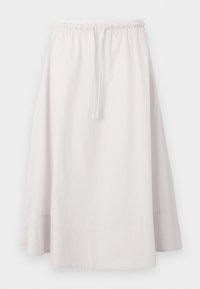 Μακριά, φαρδιά λευκή φούστα με ελαστική μέση και κορδονάκι, κατασκευασμένη από ελαφρύ ύφασμα.