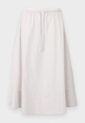 Μακριά, φαρδιά λευκή φούστα με ελαστική μέση και κορδονάκι, κατασκευασμένη από ελαφρύ ύφασμα.