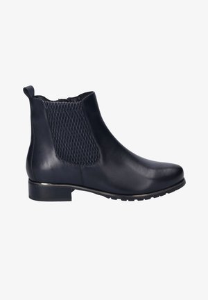 Černá kožená kotníková bota s elastickými bočními panely, zaoblenou špičkou, nízkým podpatkem, texturovanými detaily a hladkým povrchem.