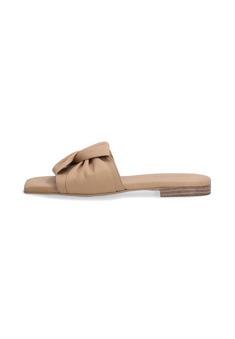 Beige flad sandal med en knyttet stropdesign, lavet af glat syntetisk materiale, med en lav træhæl og et minimalistisk silhuet.