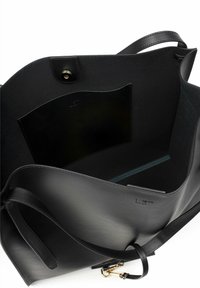 Duża czarna skórzana torba tote o gładkiej fakturze, z wewnętrzną kieszenią i zapięciem z złotym okuciem. Minimalistyczny design.