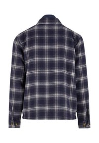 Camicia in flanella a quadri blu navy e bianca, vestibilità comoda, maniche lunghe, colletto, polsini con bottoni e fessure laterali. Tessuto testurizzato con motivo a scacchi.