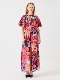 Lett maxi kjole med et flerfarget blomstermønster i nyanser av rosa, oransje og marineblå. Korte flomrande ermer, innsnevret midje.