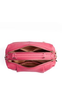 Borsa in pelle rosa con due scomparti con zip, superficie testurizzata e dettagli in metallo dorato. L'interno presenta una fodera liscia e neutra.