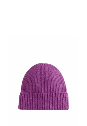 Gorro de punto morado con canalé y puño doblado, mostrado sobre fondo blanco.