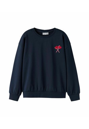 Felpa navy realizzata in misto cotone, con scollatura rotonda e maniche lunghe. Motivo a cuore rosso ricamato sul lato sinistro del petto.