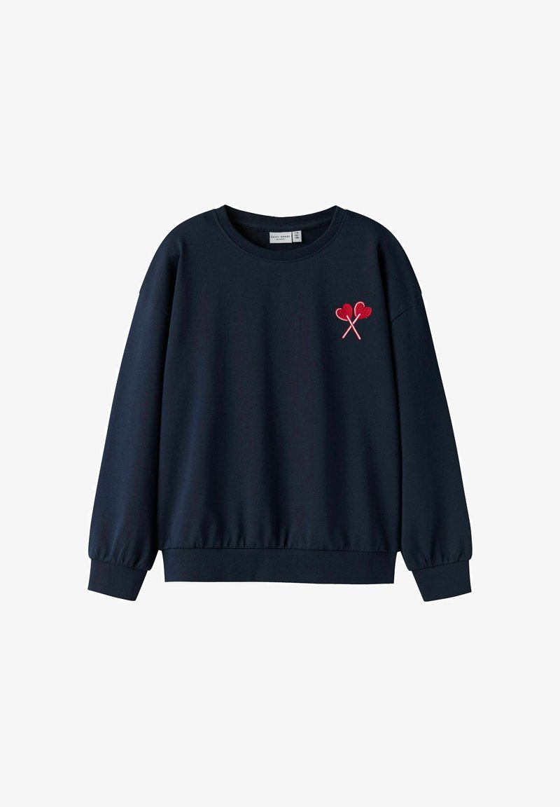 Felpa navy realizzata in misto cotone, con scollatura rotonda e maniche lunghe. Motivo a cuore rosso ricamato sul lato sinistro del petto.