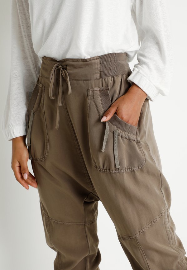 NANNA PANTS - Stoffhose - timber wolf